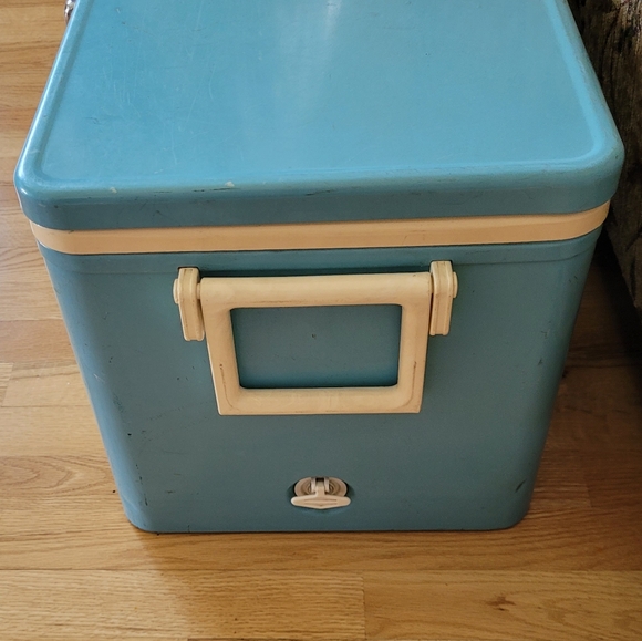 VINTAGE COLEMAN METAL COOLER RETRO BLUE WHITE INTERIOR MADE IN CANADA - Picture 6 of 15